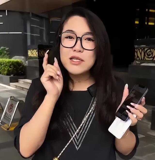 浪胃仙是男的还是女的，浪老师大胃王是男是女（香肩半露被质疑性别）