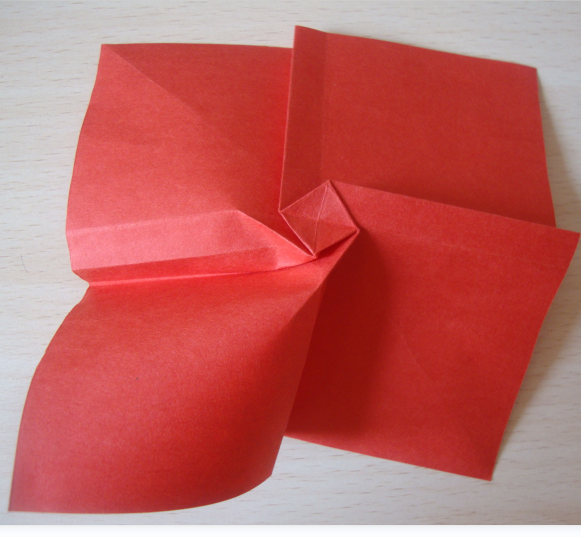 怎么用纸剪花朵，怎么用纸剪花朵视频（玫瑰花的折法）