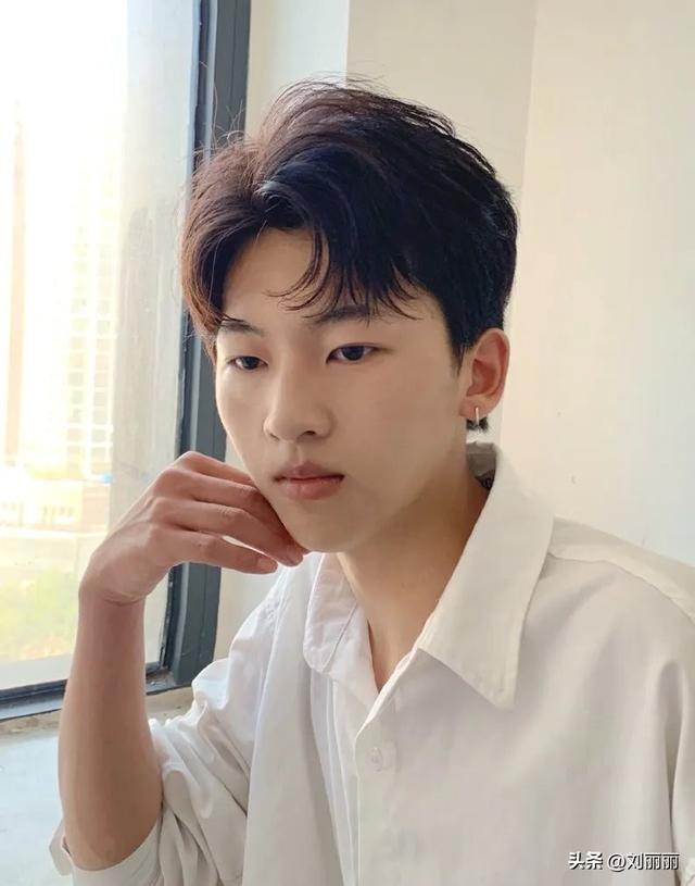 男生发际线高适合什么发型，发际线高适合什么头发（超帅的男士发型）