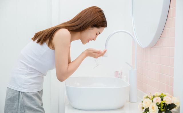 关于用洗面奶洗脸的步骤，用洗面奶洗脸的正确步骤（巨能美丨如何正确的洁面）