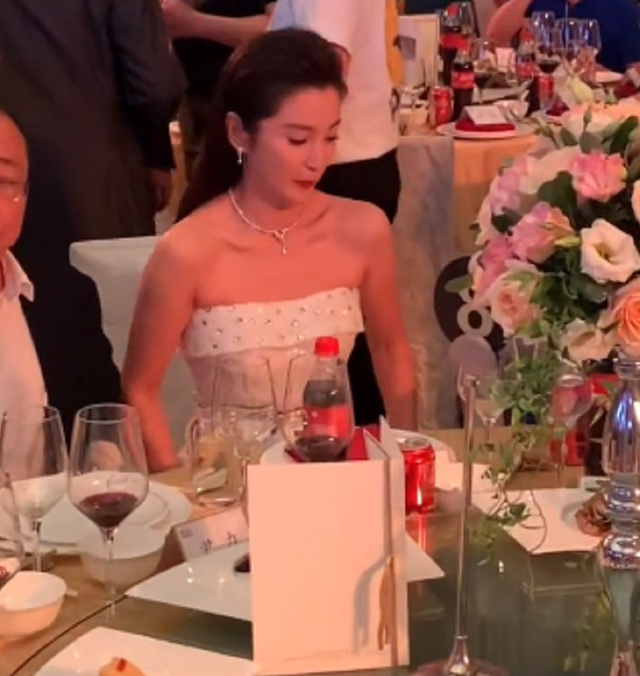 圈内聚餐太现实！李冰冰与博纳老总同席，四线小花弯腰向大佬示好