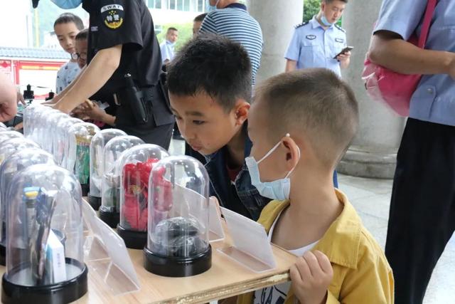 警用对讲机的简介和特点详情介绍，公安警用对讲机品牌（警宝收获特殊节日礼物）