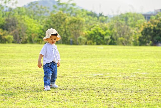 婴幼儿适合穿什么类型的裤子，新生儿穿什么裤子合适（不是什么裤子宝宝都能穿）