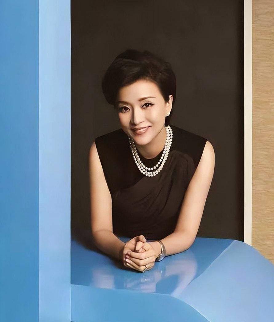 杨澜:3次主持央视春晚,离婚后嫁富豪