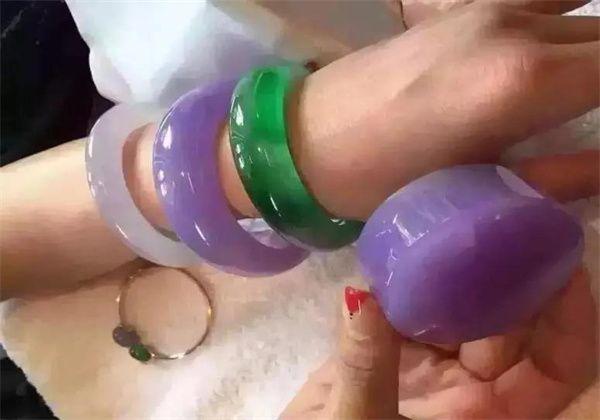 帝王紫和帝王绿翡翠哪个好，红翡翠和帝王绿哪个比较值钱（10万块钱买来的翡翠原石）