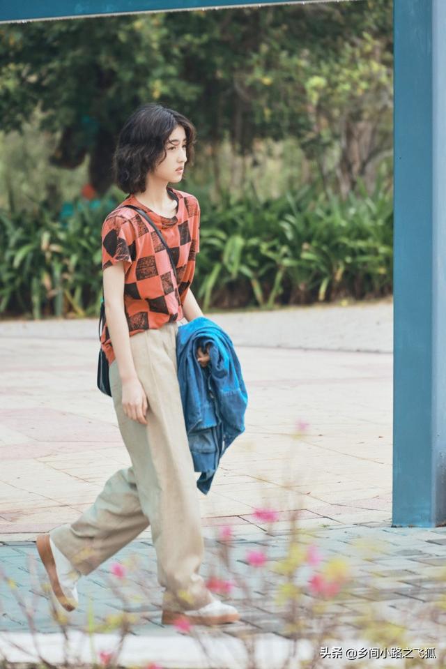 张子枫剪的短发叫什么，张子枫微卷短发休闲慵懒氛围感强