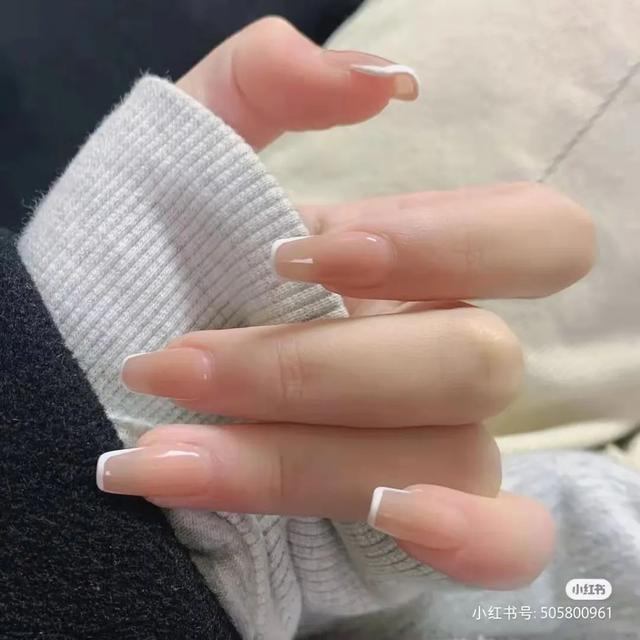 指甲油裸色和透明色有什么区别，护甲油和透明色的指甲油一样吗（显白好看，春夏必做）