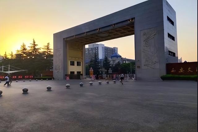 西安幼儿师范学院，古都西安602路全程展望（欲更名为“西安大学”）