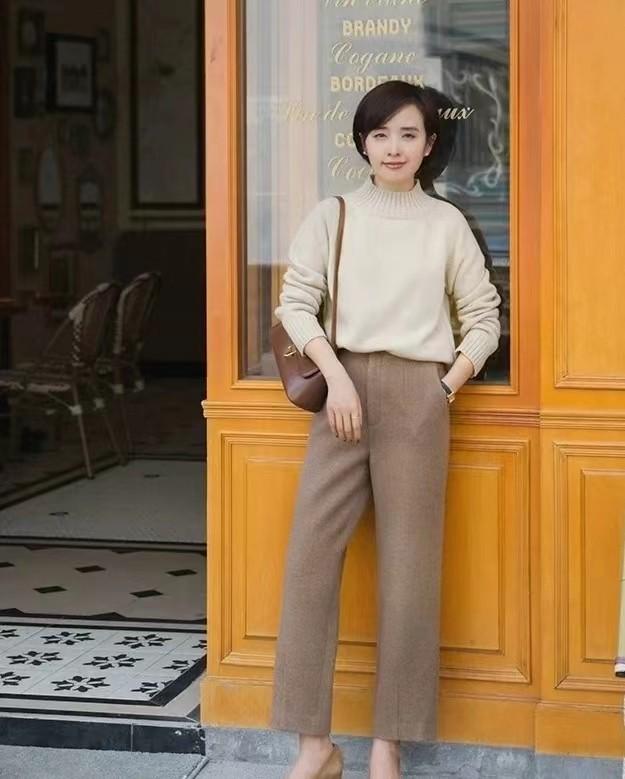 卡其色上衣搭配什么下装好看，穿出休闲时尚味卡其色上衣配什么颜色裤子才好（今年流行一种裤子）