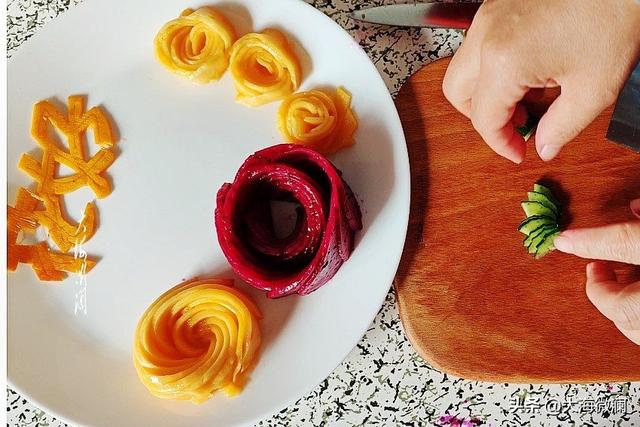 果盘制作简单做法，ktv果盘西瓜皮拉花制作教程（教你一道超简单的花好月圆拼盘）