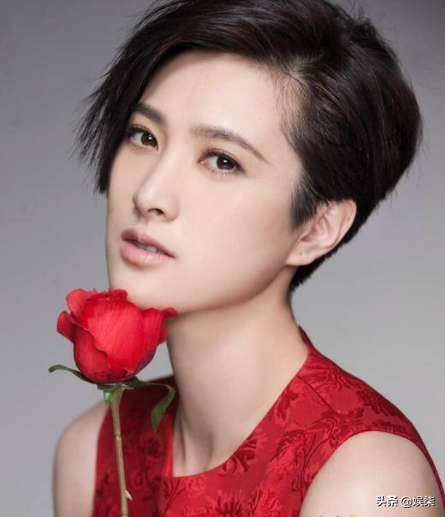 隋俊波：父亲不让谈恋爱，错过靳东保剑锋，34岁嫁导演被宠成公主
