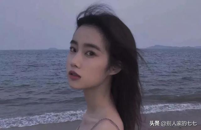 女孩喜欢男孩的暗示，女孩喜欢男生6种暗示是什么（多半会给你这些“信号”）