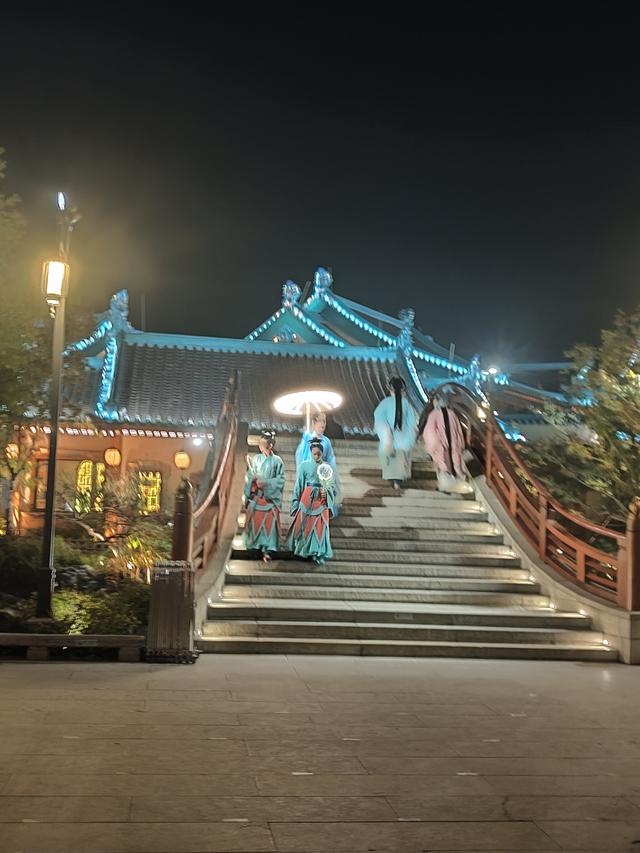 金陵小城还是金陵小镇，夜入金陵小城，梦回六朝人家
