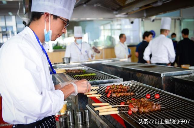 中国厨师等级怎么划分，中国厨师等级怎么划分出来（中式烹调师称为厨师分为几个等级每个等级考试条件有什么不一样）