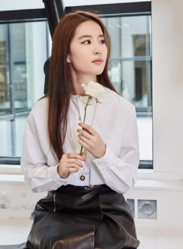 空气刘海失败案例（刘亦菲的空气刘海是不是出油了）