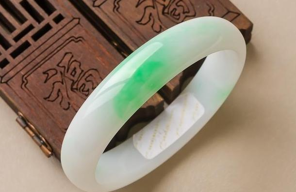 翡翠种水等级划分价格，翡翠等级划分及价格（1万和1000万的翡翠手镯）