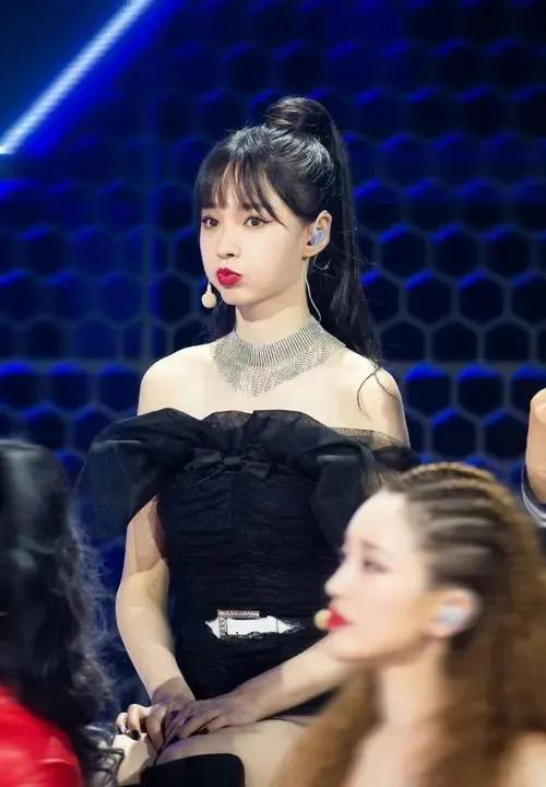 沈梦辰穿针织裙暴露大肚子孕相明显，网友：这么快就有了？