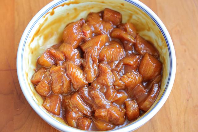 彩椒炒鸡胸的做法，辣椒炒鸡胸肉家常做法（过年要试试这道家常菜）