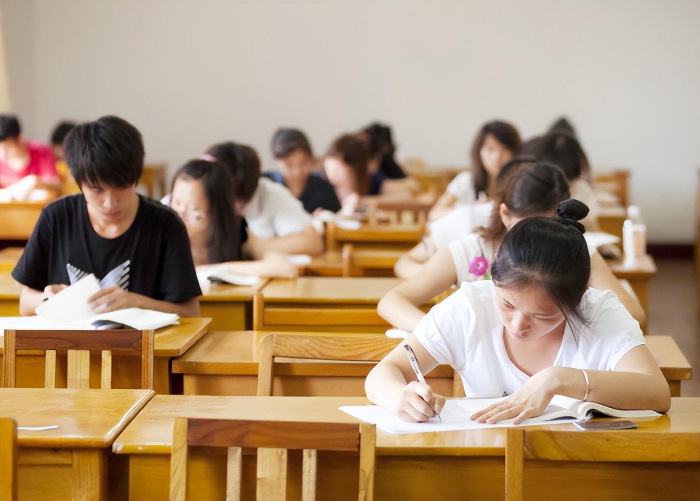 给母校的毕业赠言短句，给母校的毕业赠言有哪些（二三本学生毕业后可以选择哪些道路）