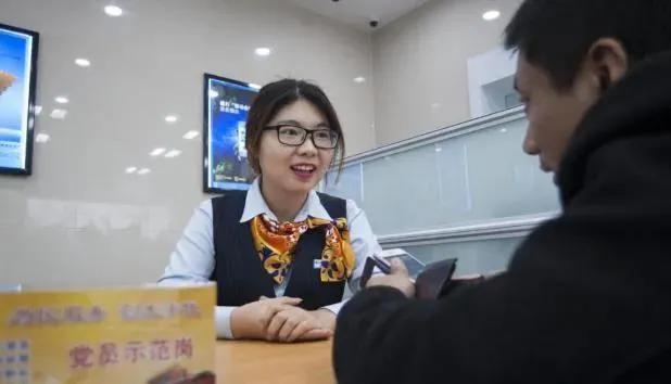 银行卡怎么开通短信提醒，农村信用社银行卡怎么开通短信提醒（还好银行员工提醒）