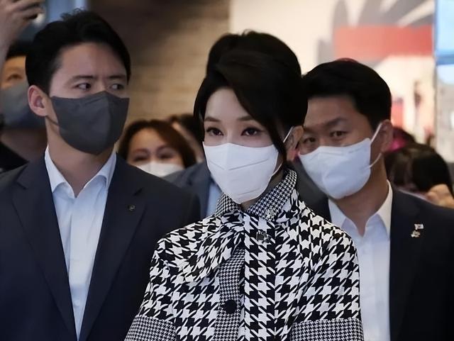 时大漂亮个人简历，时大漂亮为辛巴鸣不平（50岁韩国总统夫人合影遭“排挤”）