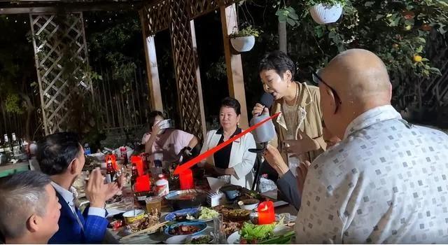 董文华今年多大岁现状如何，60岁的董文华穿棕色外套