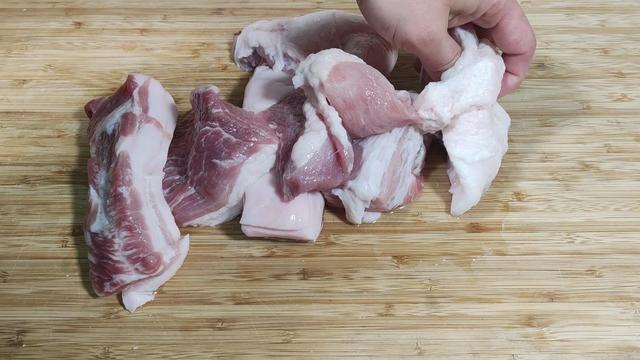 怎么自己做鱼丸，怎么自己做鱼丸吃（切记不要放面粉和淀粉）