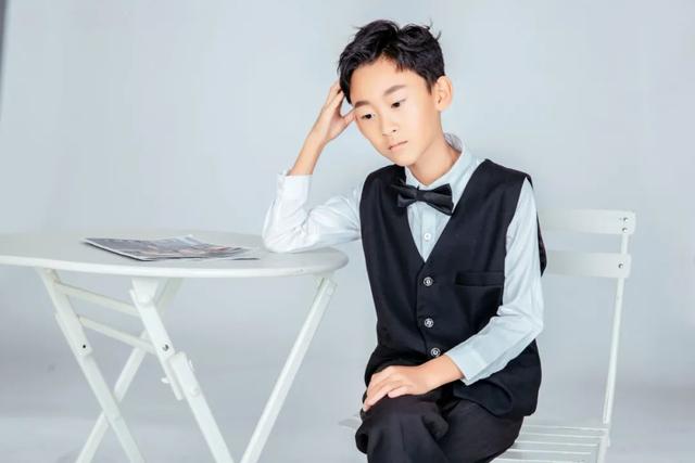 关于父亲的歌，关于父亲的歌曲有哪些好听的（昆明市11岁男生吴晨睿演唱《父亲》MV）