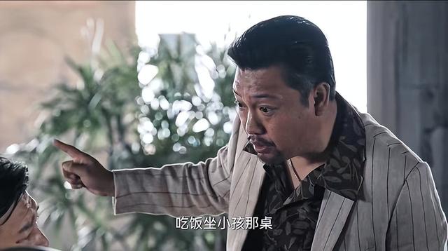贾冰家庭情况，曾被质疑“老牛吃嫩草”