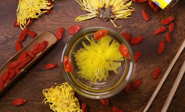 女人喝什么茶最好，女人平时喝什么茶好（建议女人：多喝这5种“鲜茶”）