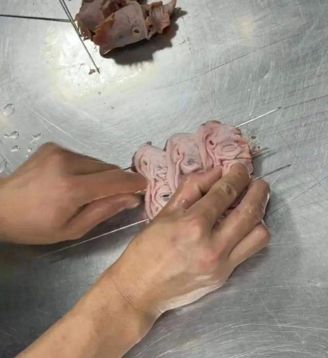 酱鸡头怎么做好吃家常做法，酱鸡头的做法（金黄酥脆嘎嘎香的烤鸡头配方来了）