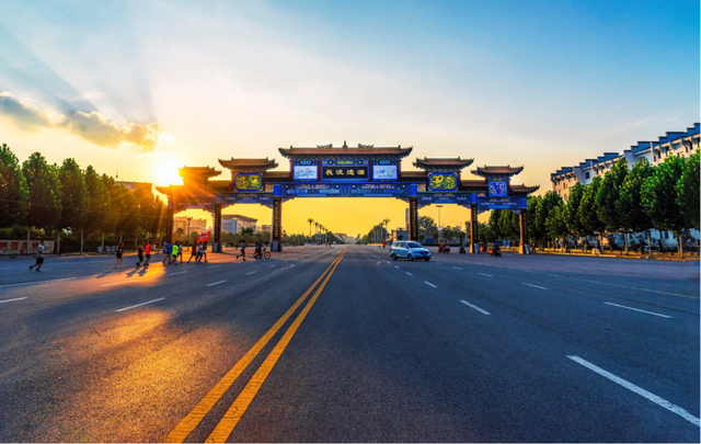 中央电视台一锤定音，中央二套一槌定音男女主持人是谁（赊店老酒彰显“三大优势”）