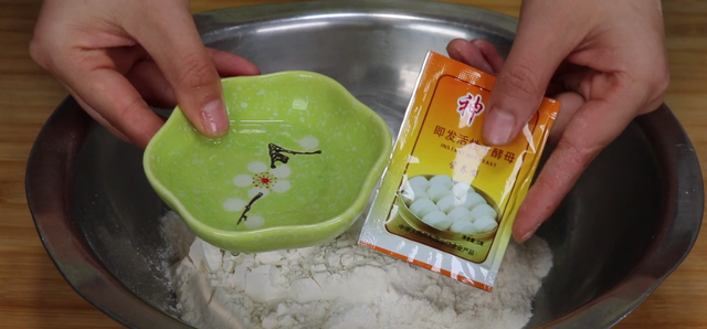 放了酵母还放小苏打吗，蒸馒头放了酵母还要放小苏打吗（一个小妙招轻松解决）