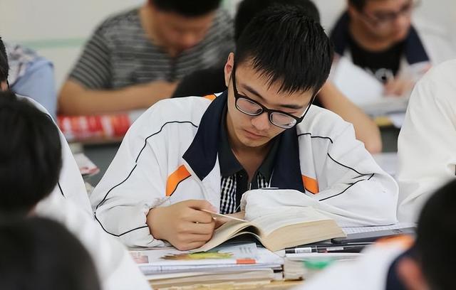 学霸暗恋一个人的8种表现，暗恋一个人的8种表现（家长这样培养就对了）