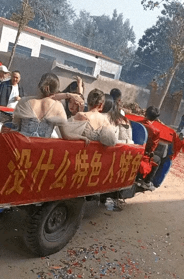 小耳朵是什么意思，微信界面有个小耳朵是什么意思（看着都不像一个人好吗）