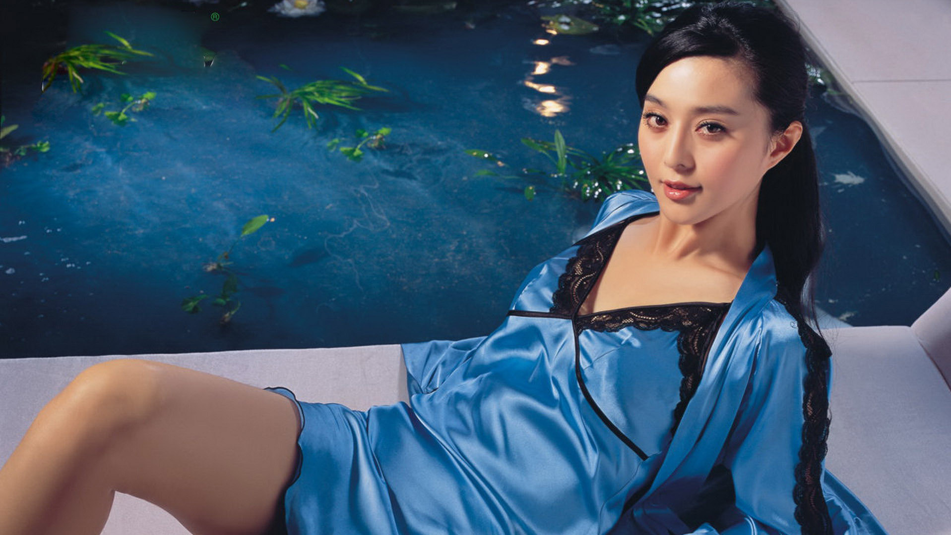 郝蕾在电影《颐和园》中,郝蕾饰演的角色有一些大尺度镜头需要和男