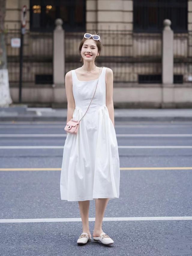 连衣裙搭配什么鞋子好看图片，穿连衣裙配什么鞋子会更好看（夏天穿裙子配这3双就够了）