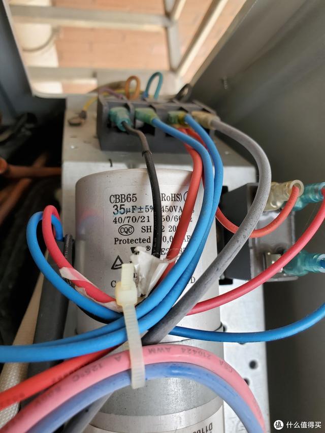 空调电容是什么，空调电容是什么作用（美的定频空调自己更换压缩机启动电容）