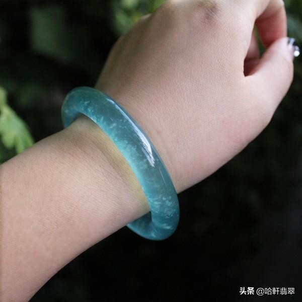 天青冻和翡翠的区别是什么，玉石界3大蓝色妖姬—天青冻、海蓝宝、蓝水翡翠