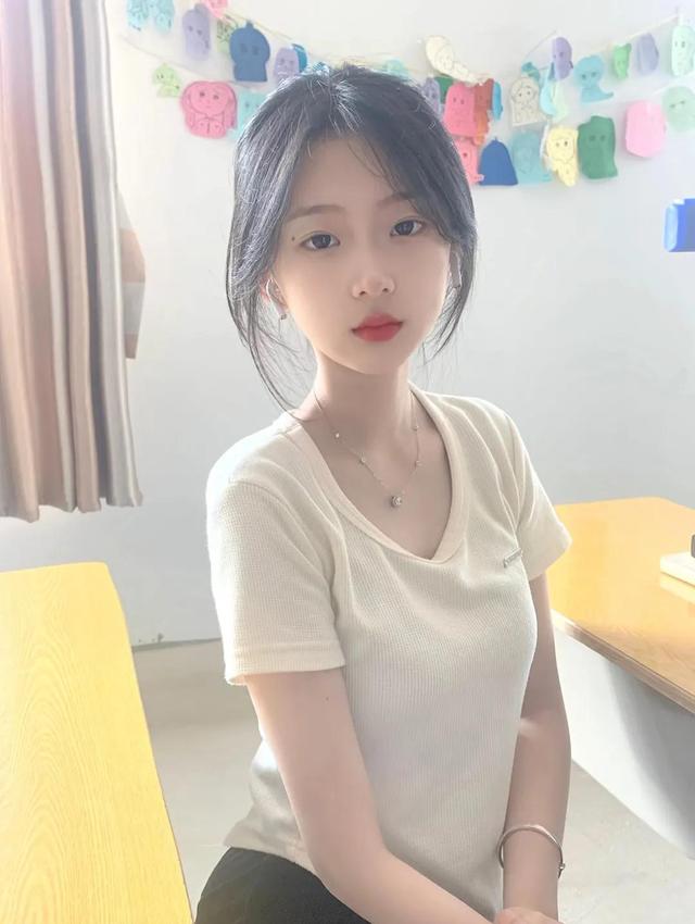 学生头像女生穿校服的微信，学生头像女生穿校服的（清爽干净学生女头像）