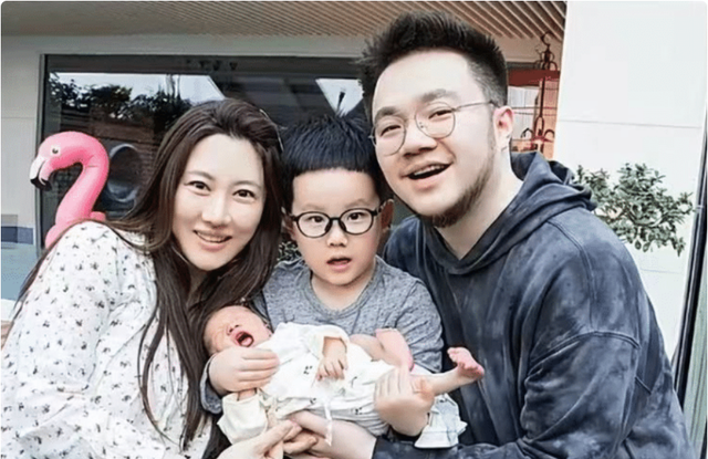 英达小儿子多少岁，英达次子被批啃老一无是处