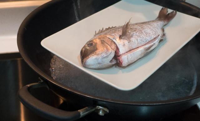 赤魟鱼的做法有哪些,赤眼鲮鱼的做法(香葱香菜豆豉油清蒸迦魶魚)