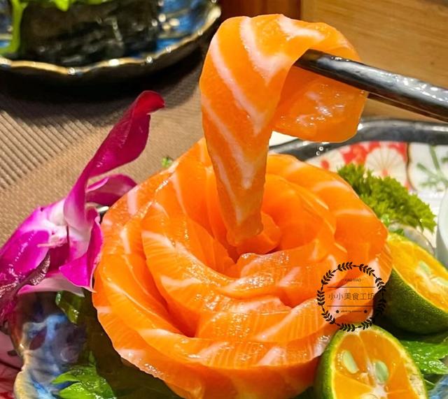 三文鱼为什么可以生吃，三文鱼怎么做家常做法（为什么三文鱼可以直接生吃）