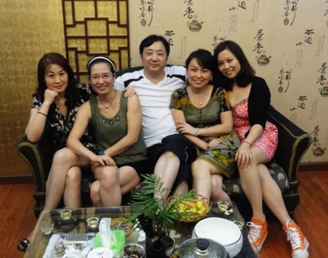 大学团体聚餐适合聚会时唱的歌有哪些，大学团体聚餐适合聚会时唱的歌有哪些歌曲（同学聚会＿无奈的思绪）