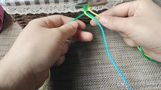 四股编绳教程一步一步教图解，四股辫编绳教程（绳编基础结之四股辫）