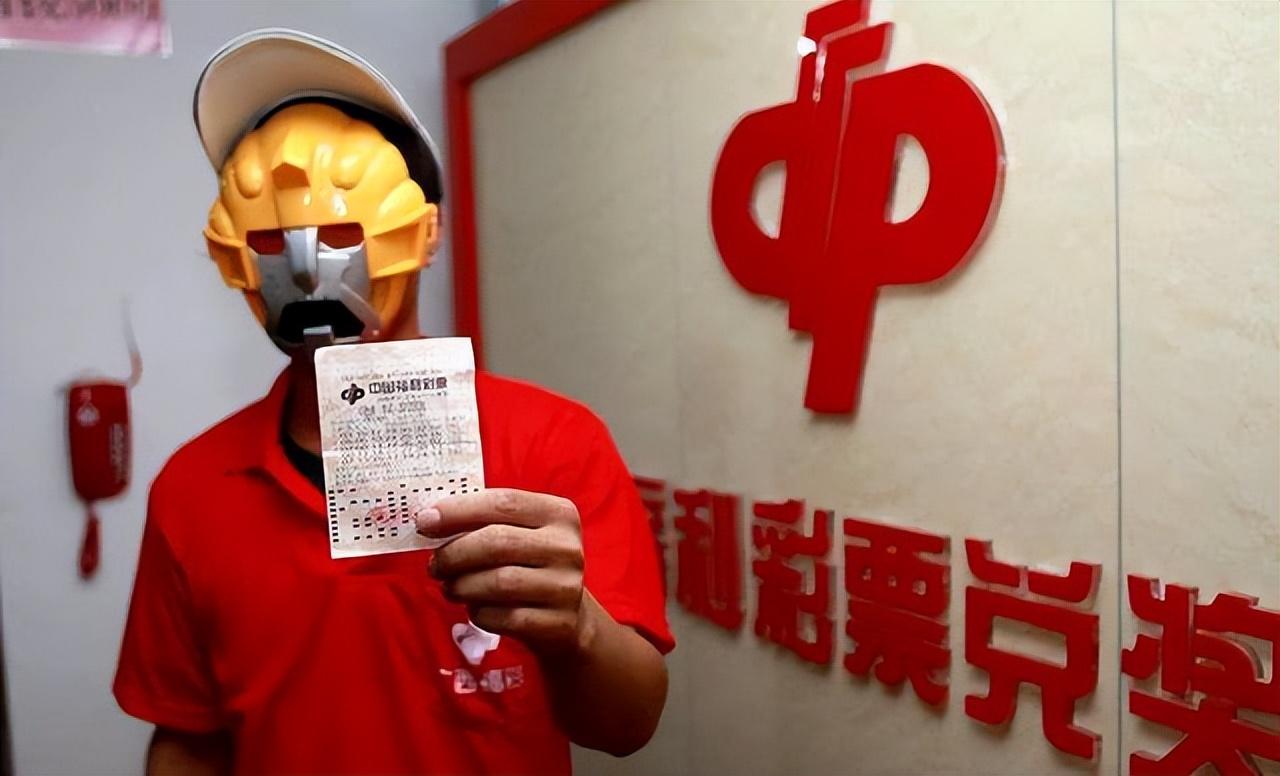 对此,不少彩民表示质疑,花上2元钱购买彩票,能中头奖的概率几乎为零.