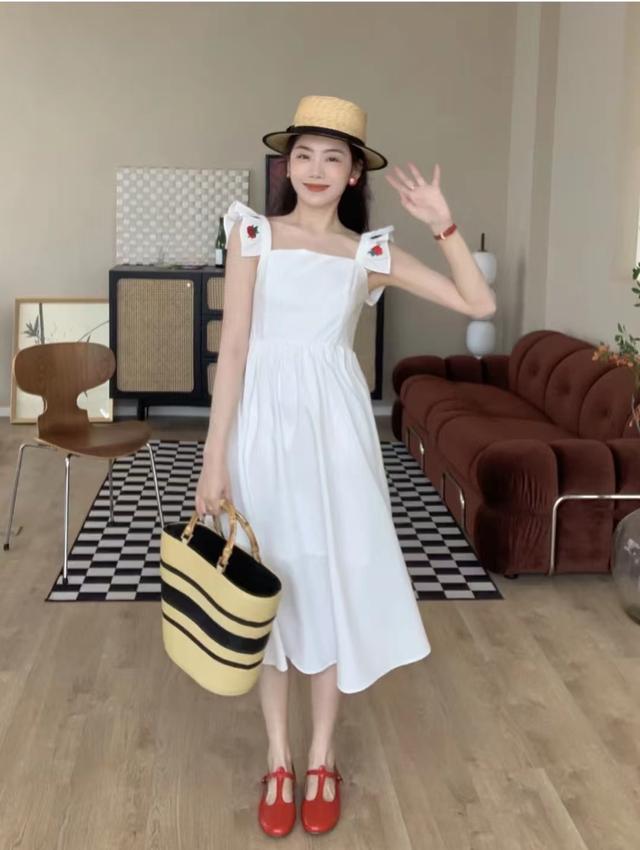 白裙子是什么意思，白裙子的意思（女人夏天穿小白裙搭配什么上衣和鞋子好看）