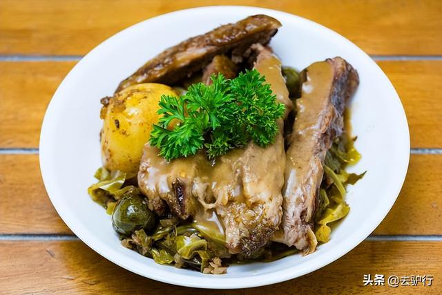 红酒做菜有哪些菜，过期红酒的10个小妙用（用红酒烧菜太奢侈浪费）