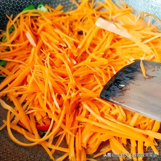 怎么炒卤肠，卤生肠怎么炒比较好吃（卤大肠炒胡萝卜丝）