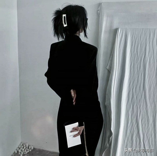 酷酷的图片女高冷，酷酷帅气的女生头像 一点点高冷呐微信（黑色系背影高冷霸气冷淡女生头像）